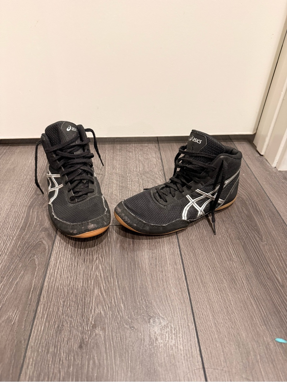 ASICS boys Matflex Black High-Top Wrestling/Training Shoes size 4 and 5